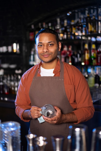 Photo gratuite barman dans une boîte de nuit.