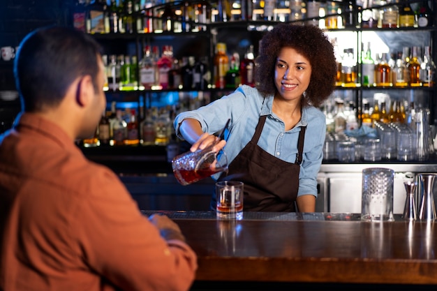 Photo gratuite barman dans une boîte de nuit.