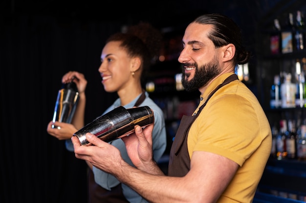 Barman dans une boîte de nuit.