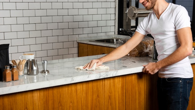 Barman essuyant le plan de travail avec le chiffon