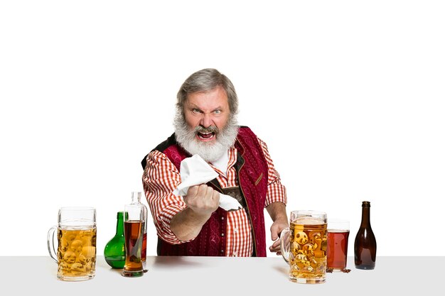 Barman expert avec de la bière au studio