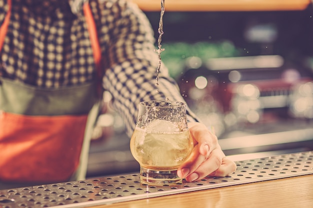 Barman Faisant Un Cocktail Alcoolisé Au Comptoir Du Bar Sur Le Bar