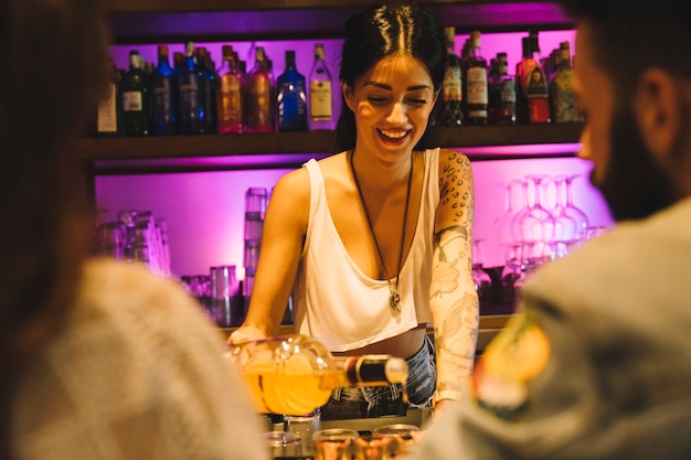 Photo gratuite barman faisant un cocktail