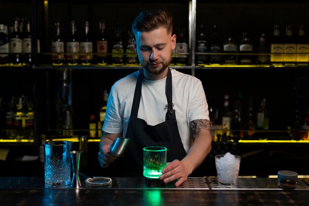 Barman faisant un délicieux cocktail