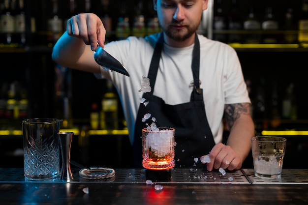 Barman faisant un délicieux cocktail