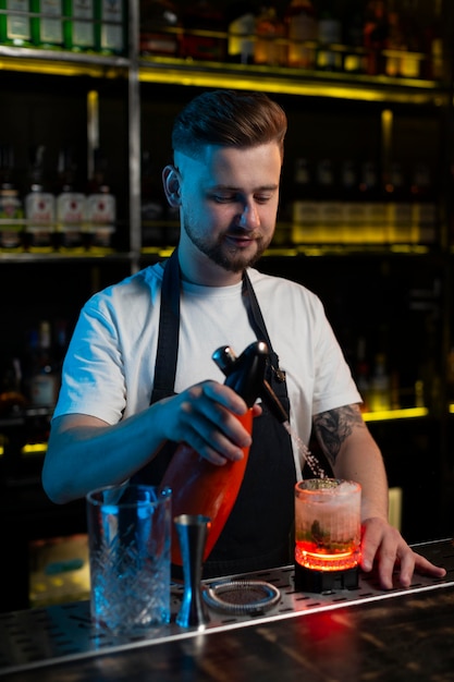 Photo gratuite barman faisant un délicieux cocktail