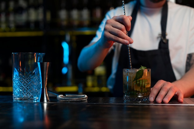 Photo gratuite barman faisant un délicieux cocktail