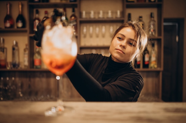 Photo gratuite barman femelle versant du champaigne en cocktail