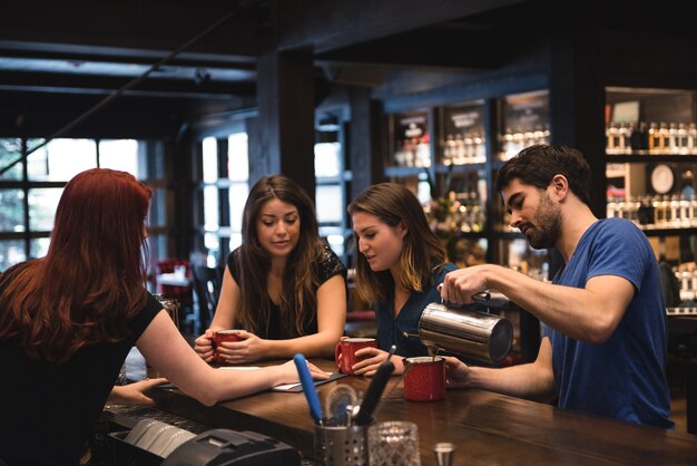 Barman interagissant avec les clients