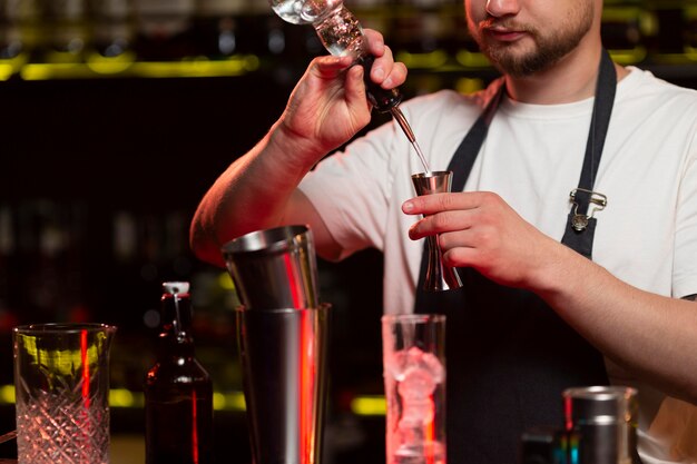 Barman masculin faisant un cocktail avec un shaker