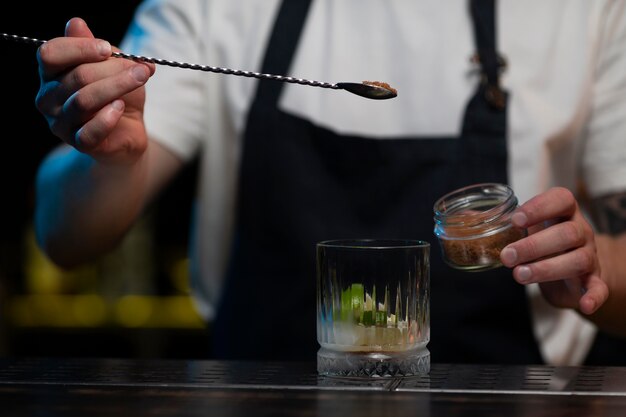 Barman masculin faisant un délicieux cocktail