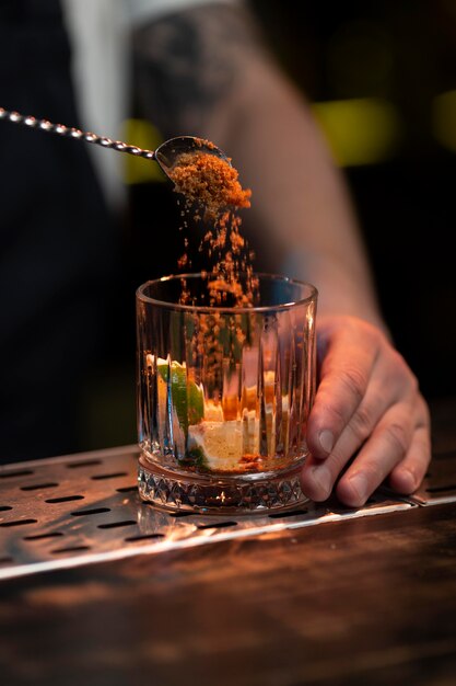 Barman masculin faisant un délicieux cocktail