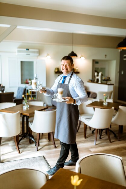 Barman portant du café