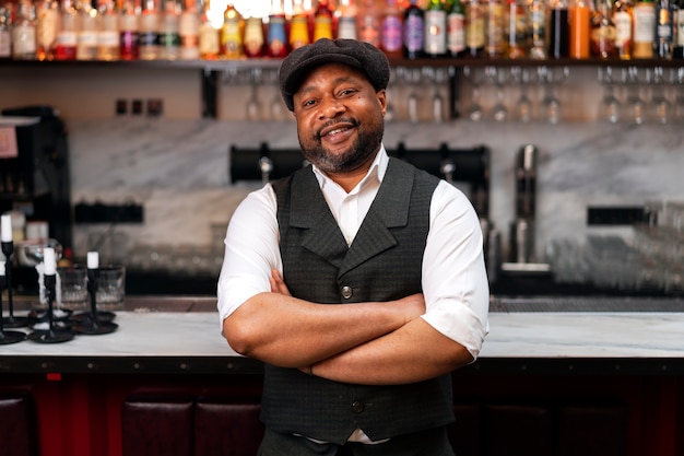 Photo gratuite barman préparant une boisson au bar