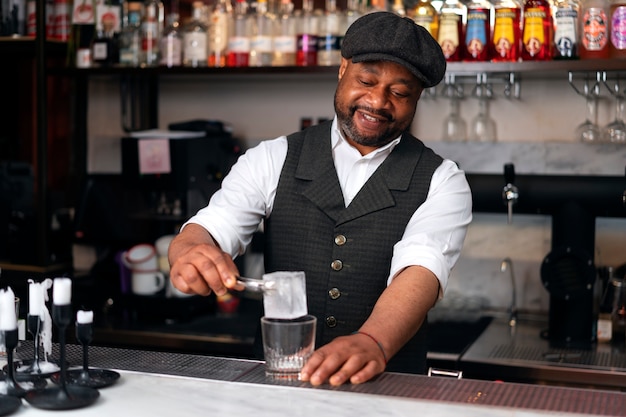 Barman préparant une boisson au bar