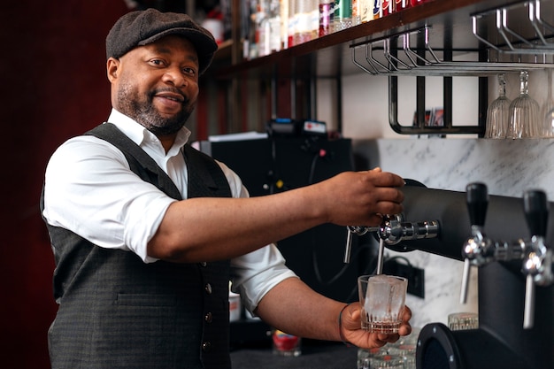 Photo gratuite barman préparant une boisson au bar