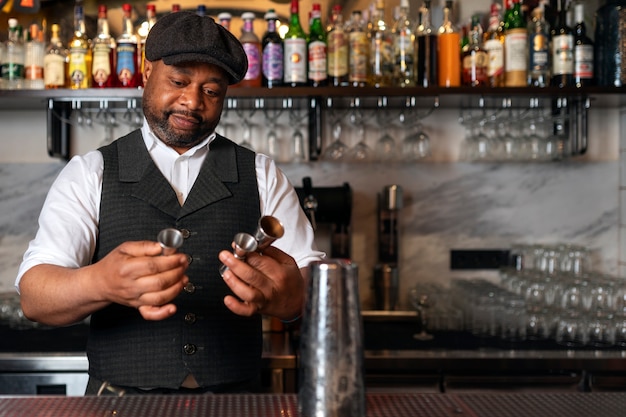 Photo gratuite barman préparant une boisson au bar