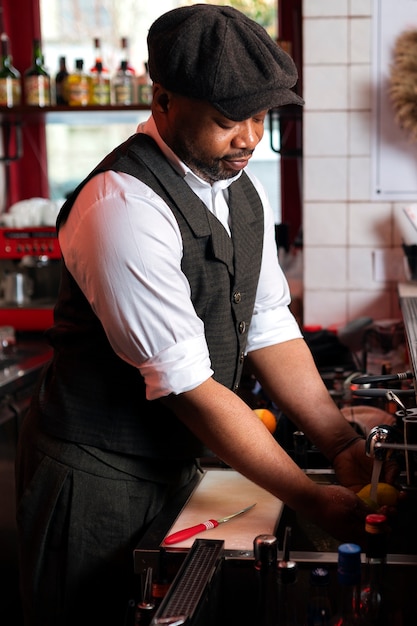 Barman préparant une boisson au bar