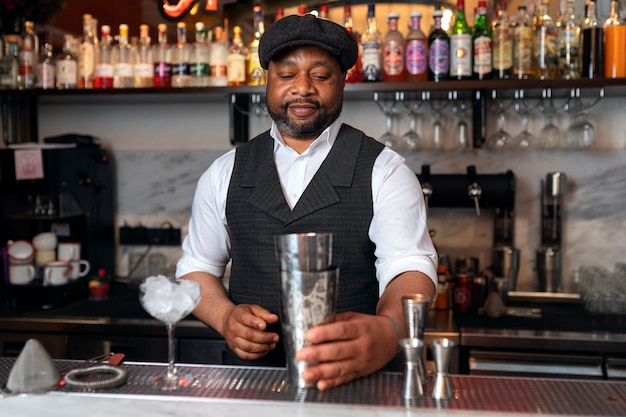 Photo gratuite barman préparant une boisson au bar