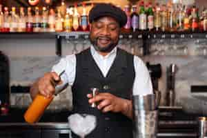 Photo gratuite barman préparant une boisson au bar