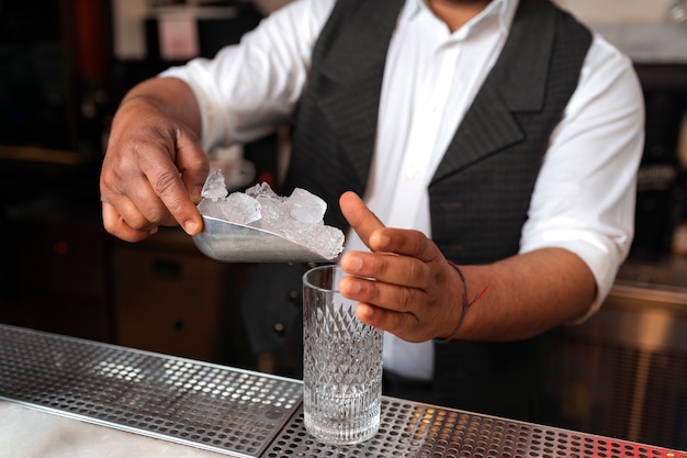 Photo gratuite barman préparant une boisson au bar