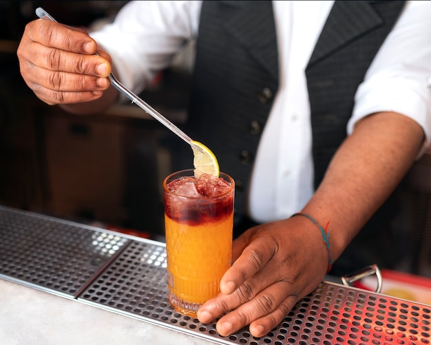 Photo gratuite barman préparant une boisson au bar