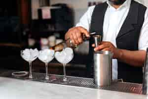 Photo gratuite barman préparant une boisson au bar