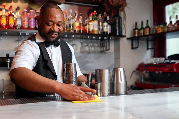 Photo gratuite barman préparant une boisson au bar