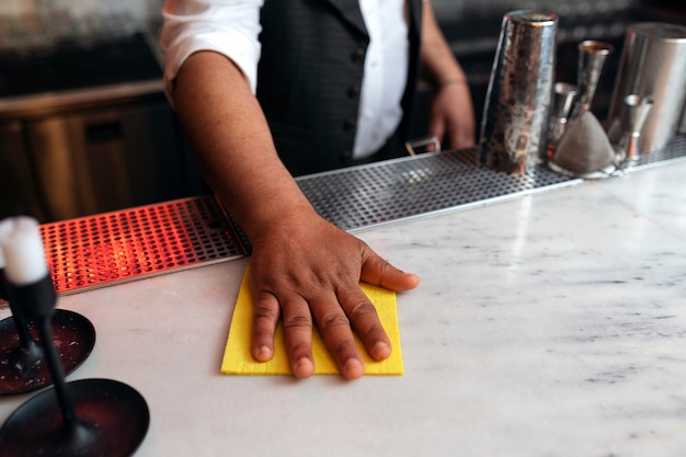 Barman préparant une boisson au bar