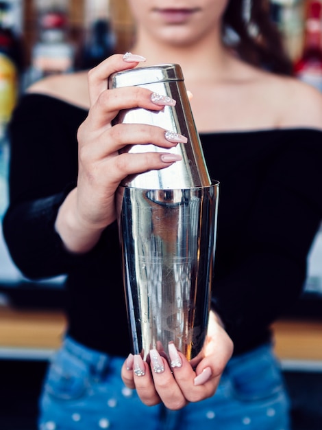 Barman préparant une boisson dans un shaker