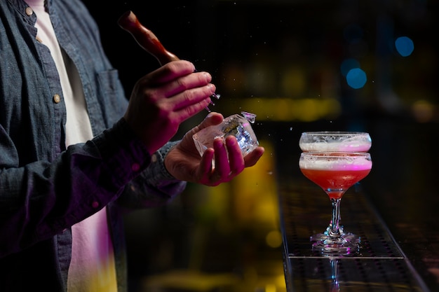 Photo gratuite barman préparant un cocktail rafraîchissant