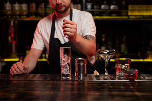 Barman préparant un délicieux cocktail rafraîchissant