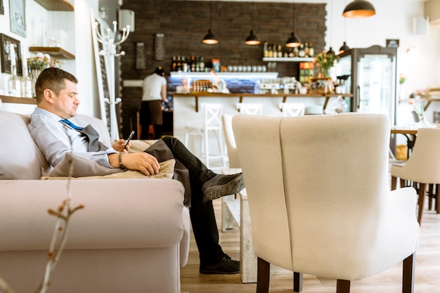 Photo gratuite barman relaxant sur le canapé