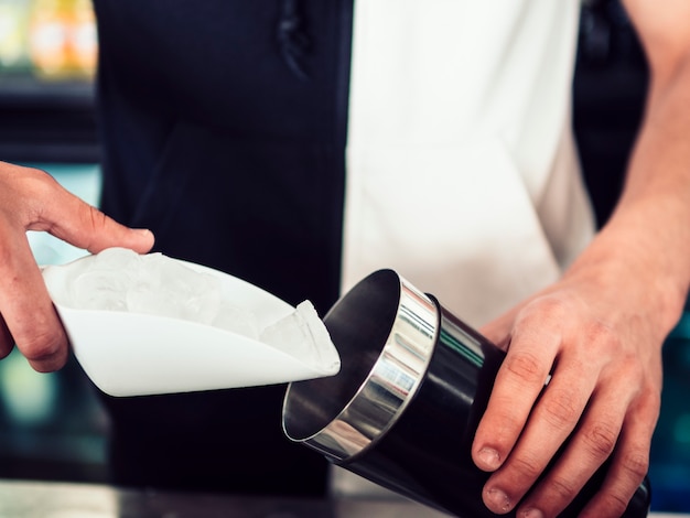 Photo gratuite barman remplissant shaker avec de la glace