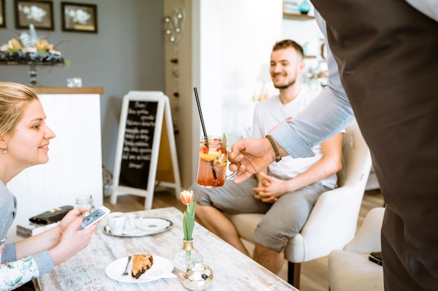 Barman servant un cocktail