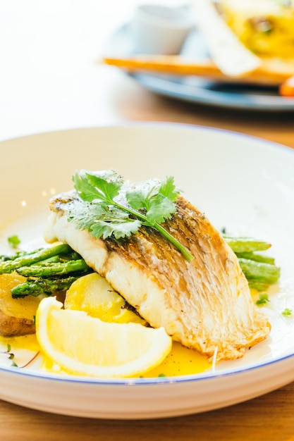 Barramundi ou pangasius poisson et steak de viande