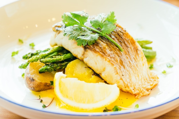 Barramundi ou pangasius poisson et steak de viande