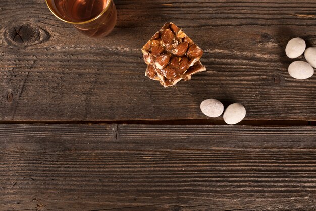 Barre au miel et aux noix avec verre à thé sur la table