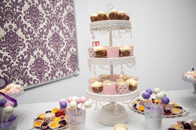 Photo gratuite barre de bonbons sucrés au mariage. célébration et fête