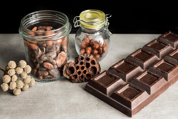 Photo gratuite barre de chocolat et bonbons à angle élevé