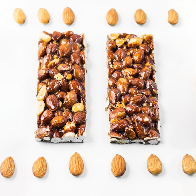 Photo gratuite barre de protéines d'amandes isolé sur fond blanc