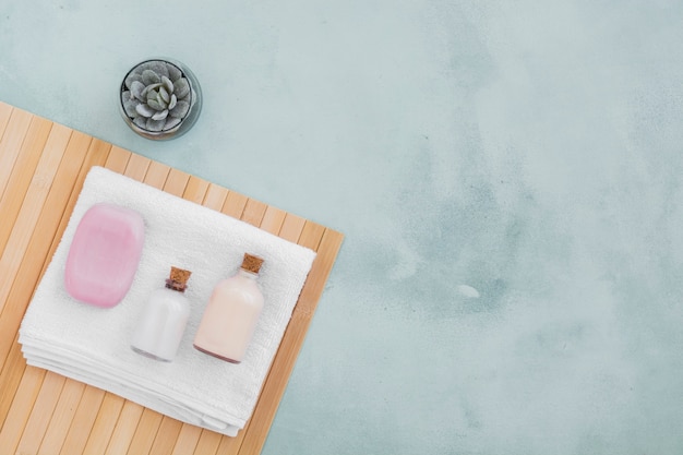 Barre de savon et produits de bain sur une serviette avec espace de copie