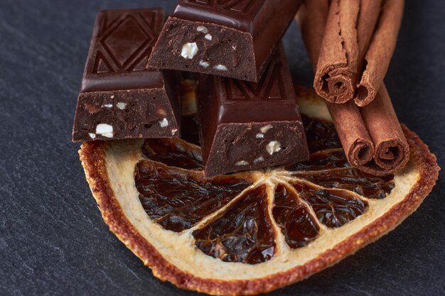 Barres de chocolat noir aux amandes hachées quartiers d'orange séchée