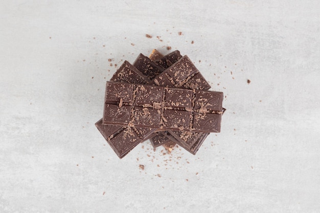 Photo gratuite barres de chocolat avec des noix sur une surface en marbre