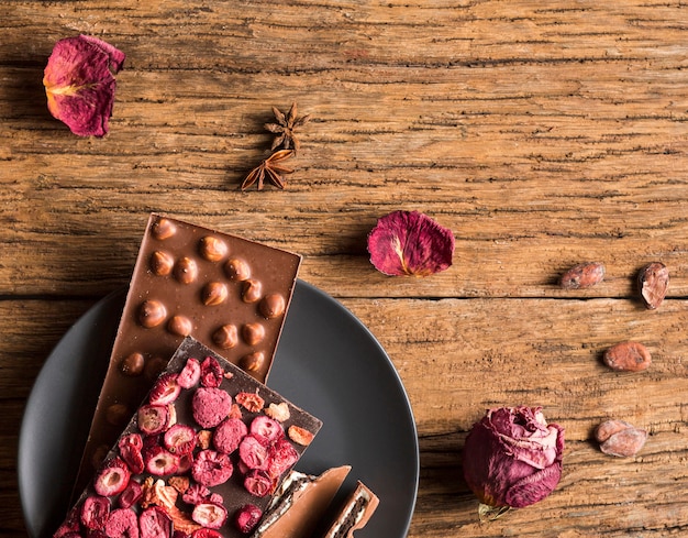 Barres de chocolat à plat avec arachides et fruits secs