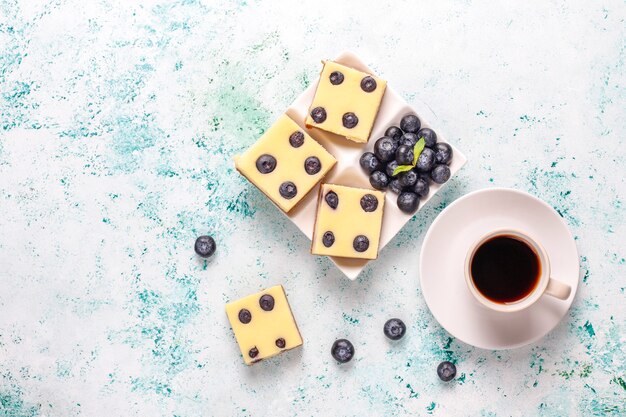 Barres de gâteau au fromage aux bleuets avec du miel et des baies fraîches