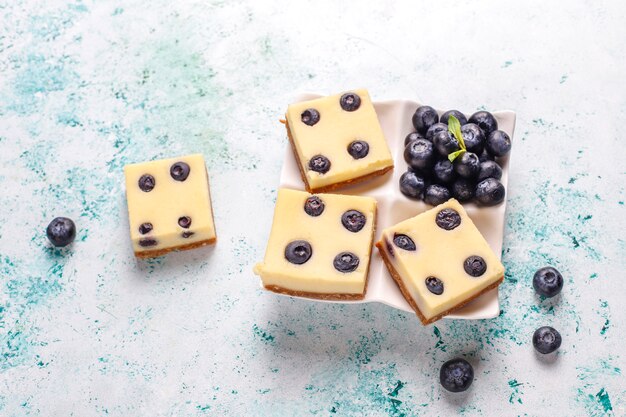 Barres de gâteau au fromage aux bleuets avec du miel et des baies fraîches.