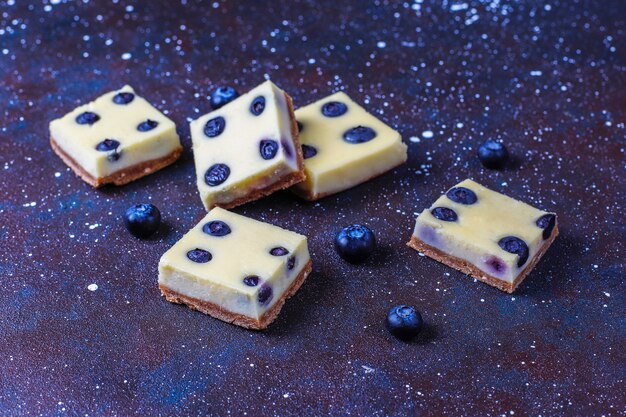 Barres de gâteau au fromage aux bleuets avec du miel et des baies fraîches.