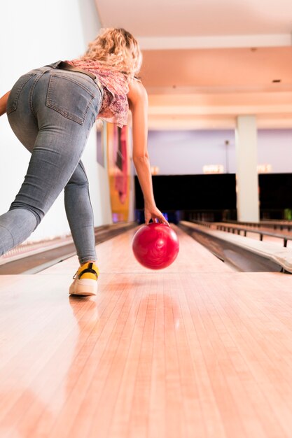 Bas, vue, femme, lancer, boule bowling