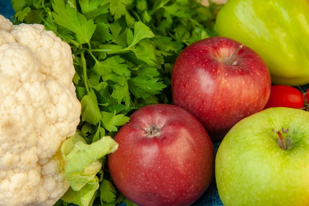 Bas vue rapprochée fruits et légumes persil chou-fleur tomates cerise pommes